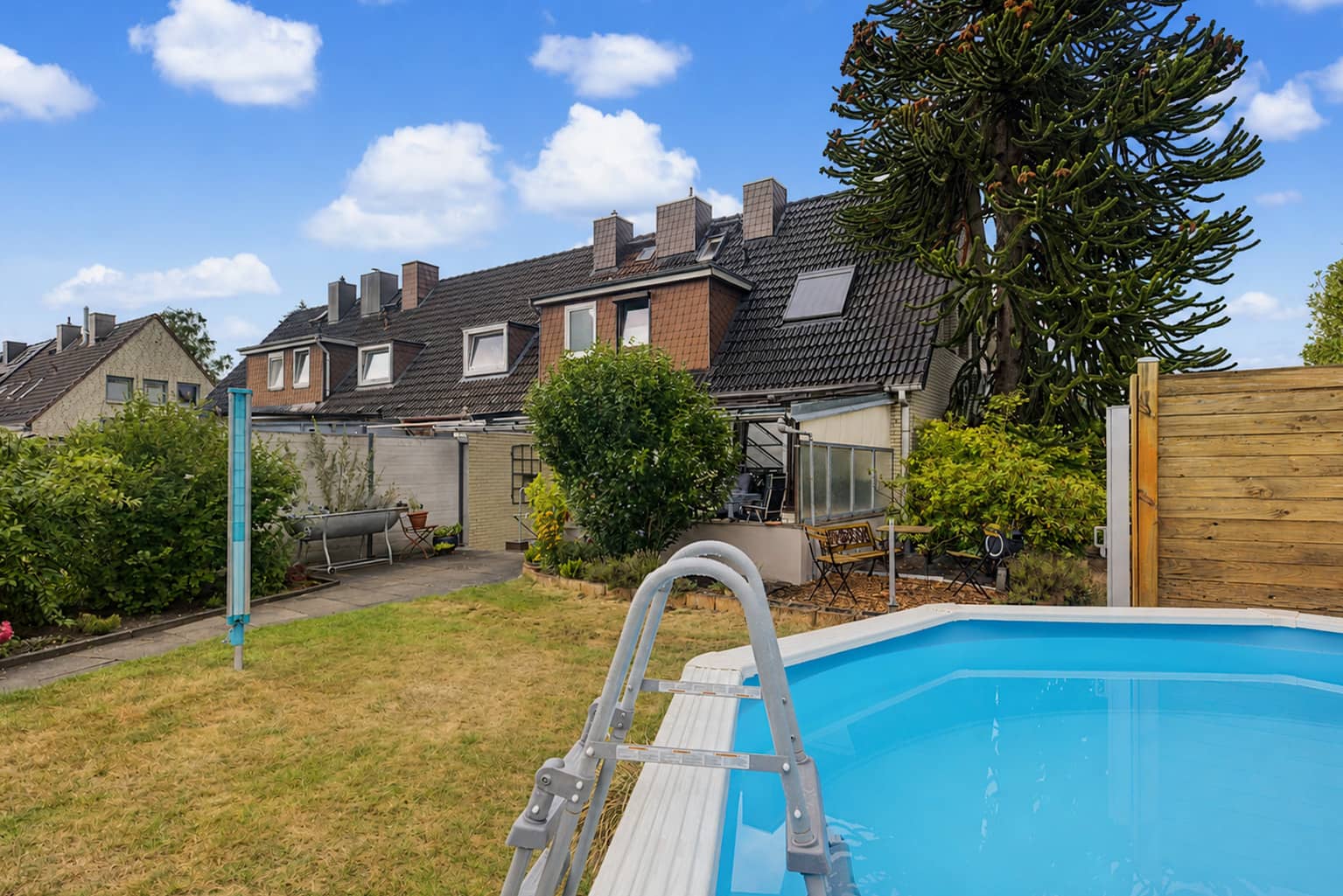 Lebensqualität, die man spürt – Endreihenhaus mit Pool und privater Garten-Oase - Bild 31
