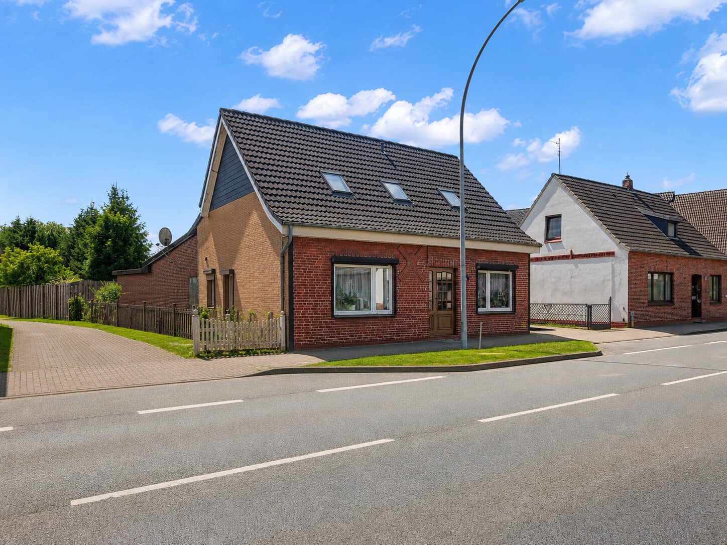 Anpacken, gestalten, verwirklichen: Haus mit 1.923 m² Grundstück in zentraler Lage - Bild 1